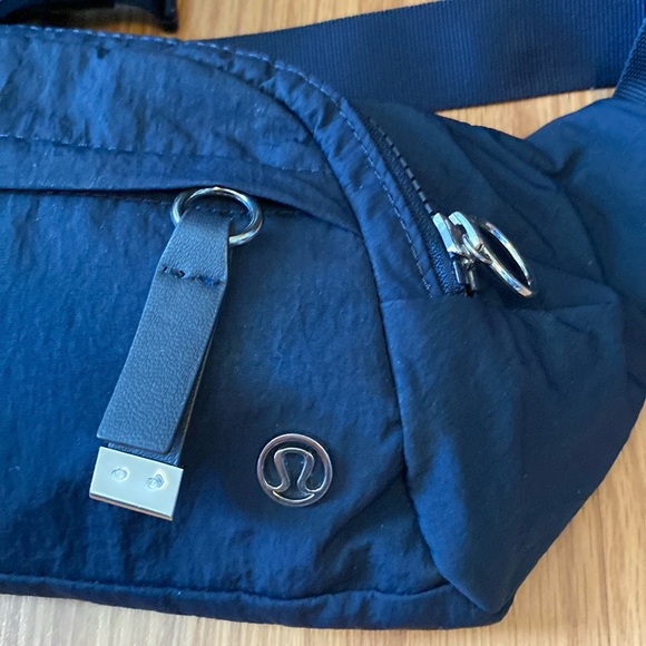 ❤️ Lululemon On The Beat Belt Bag *4.5L Dark Blue - Picture 2 of 9